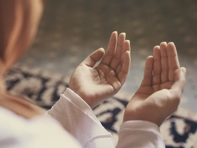 Muslim-Woman-Praying